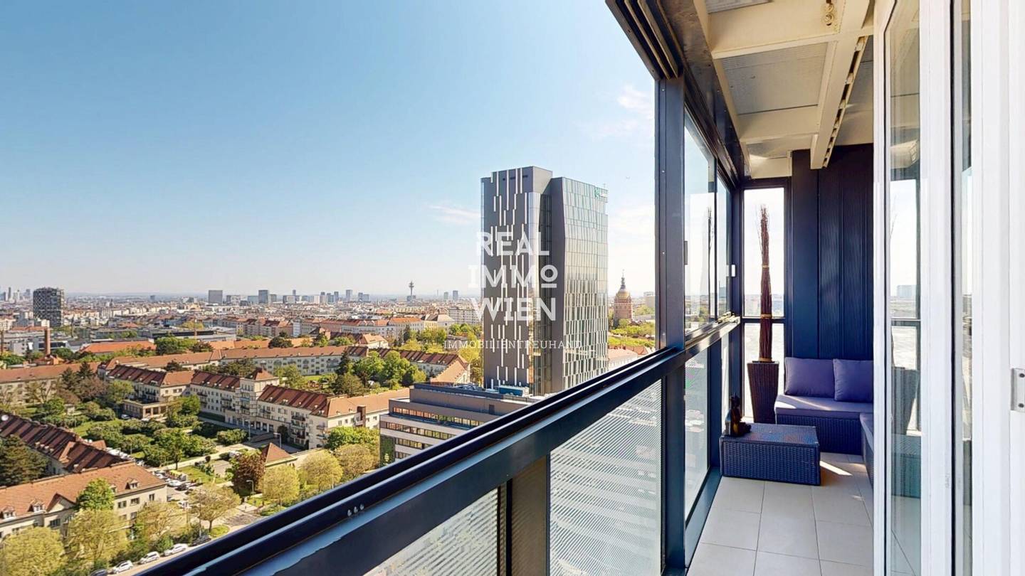 Maisonette apartment with rooftop pool and view