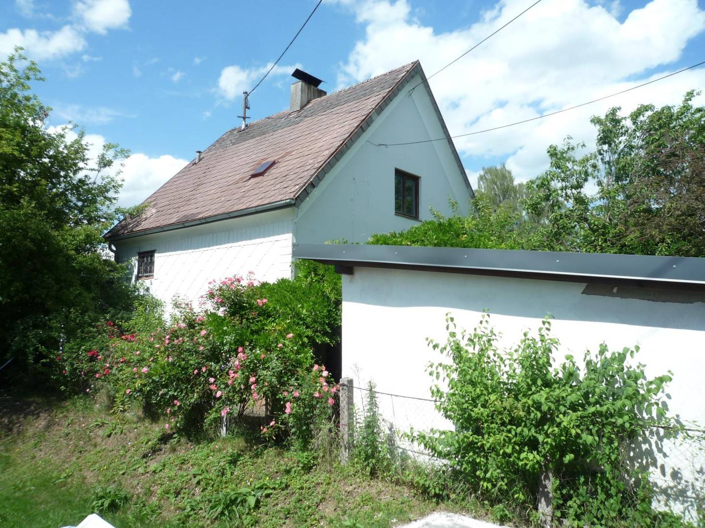 Renovierungsbedürftiges Einfamilienhaus mit Garage in zentraler Lage