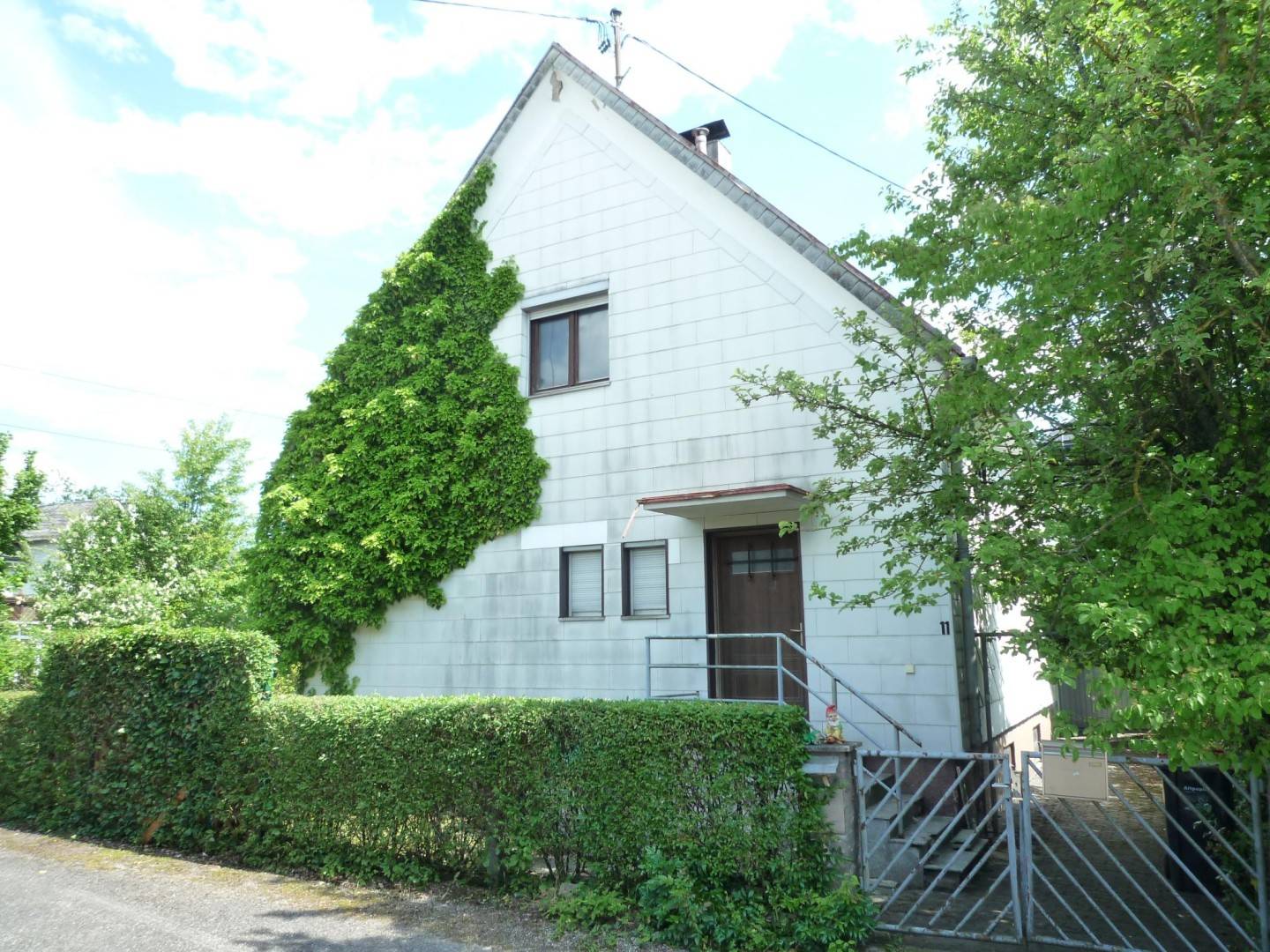 Renovierungsbedürftiges Einfamilienhaus mit Garage in zentraler Lage