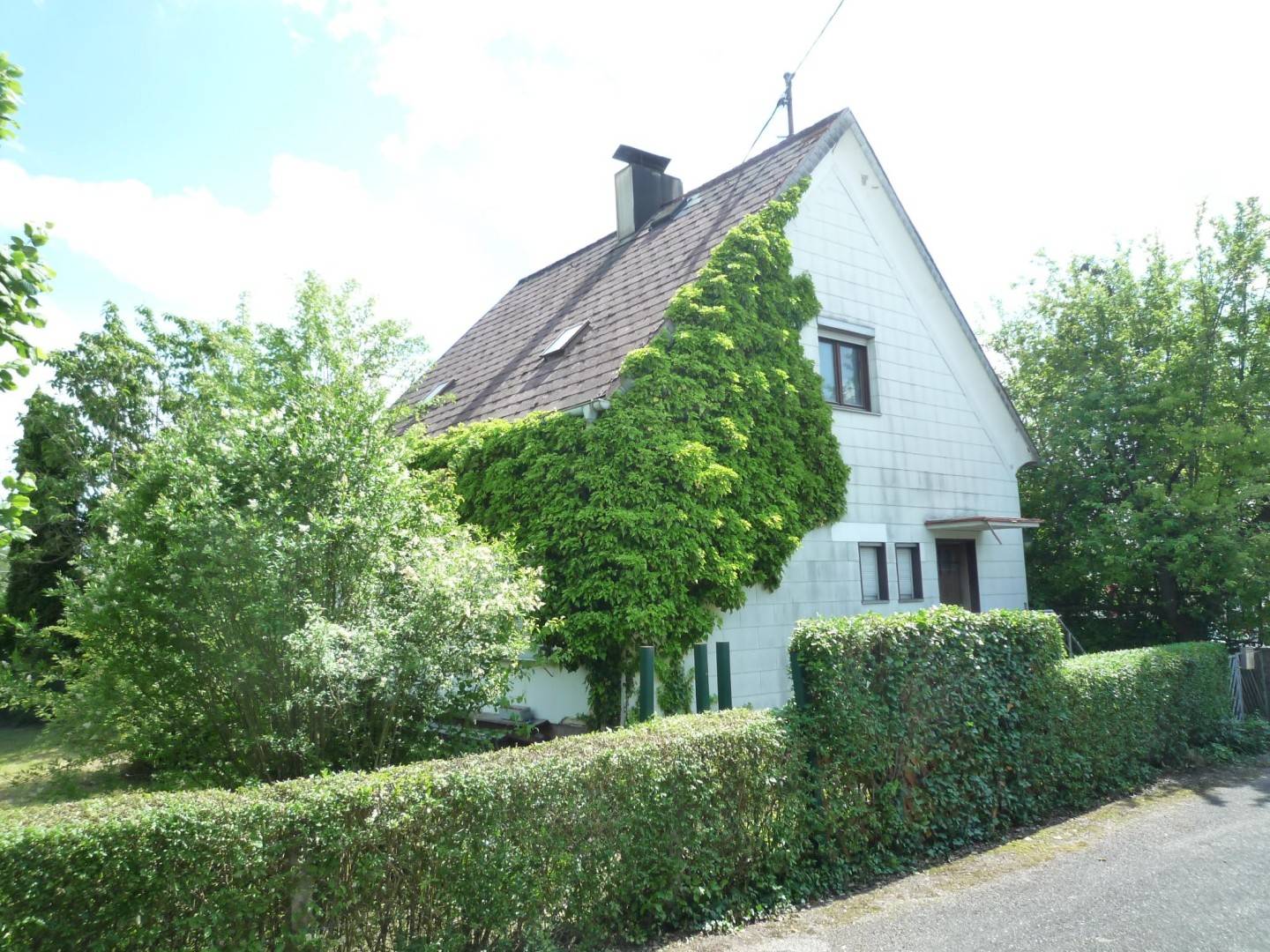 Renovierungsbedürftiges Einfamilienhaus mit Garage in zentraler Lage