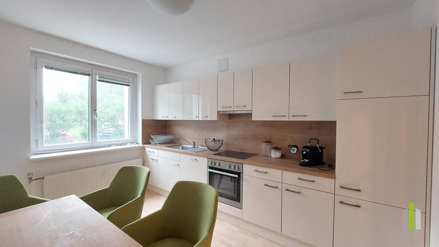 Wohnung mit Loggia und Parkplatz möbliert