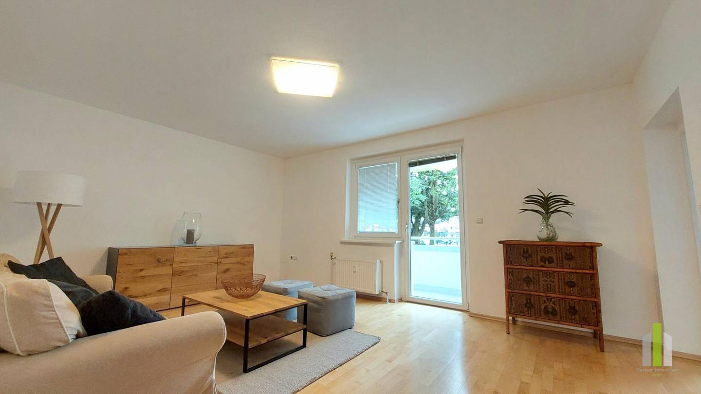 Wohnung mit Loggia und Parkplatz möbliert