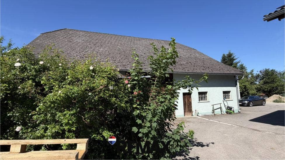 Bauernhaus mit Loggia und großem Grundstück in ruhiger Lage