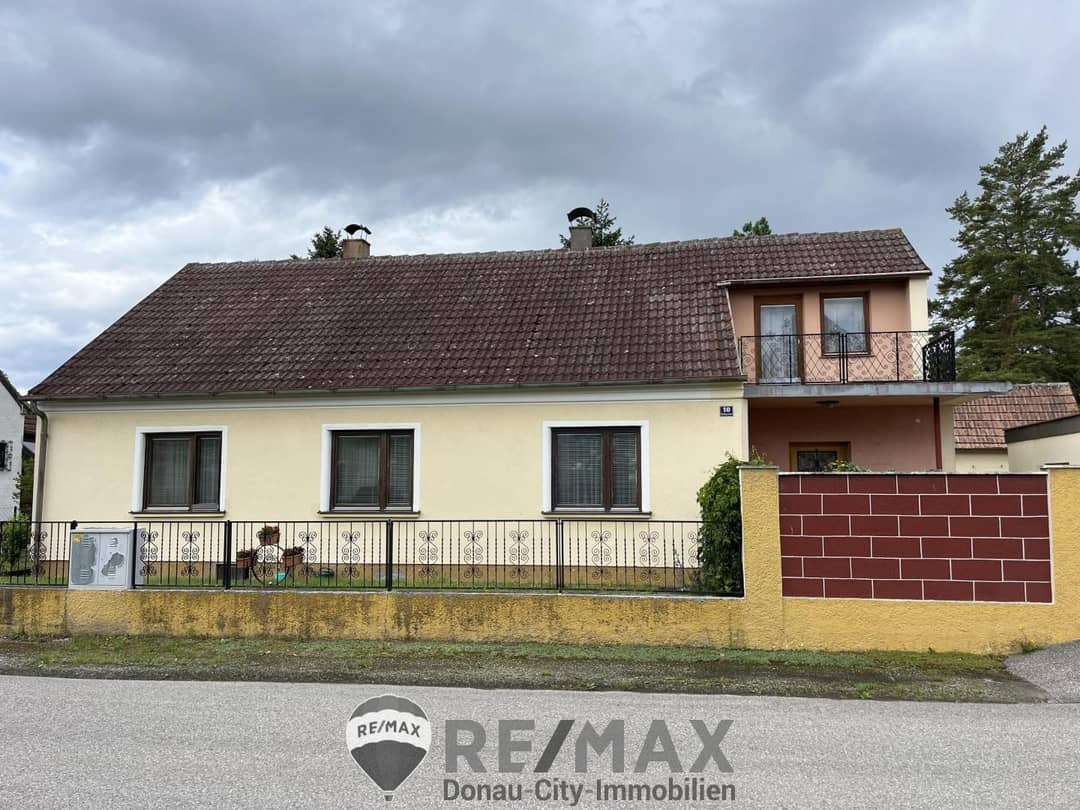 Geräumiges Einfamilienhaus mit Garage und Kachelofen