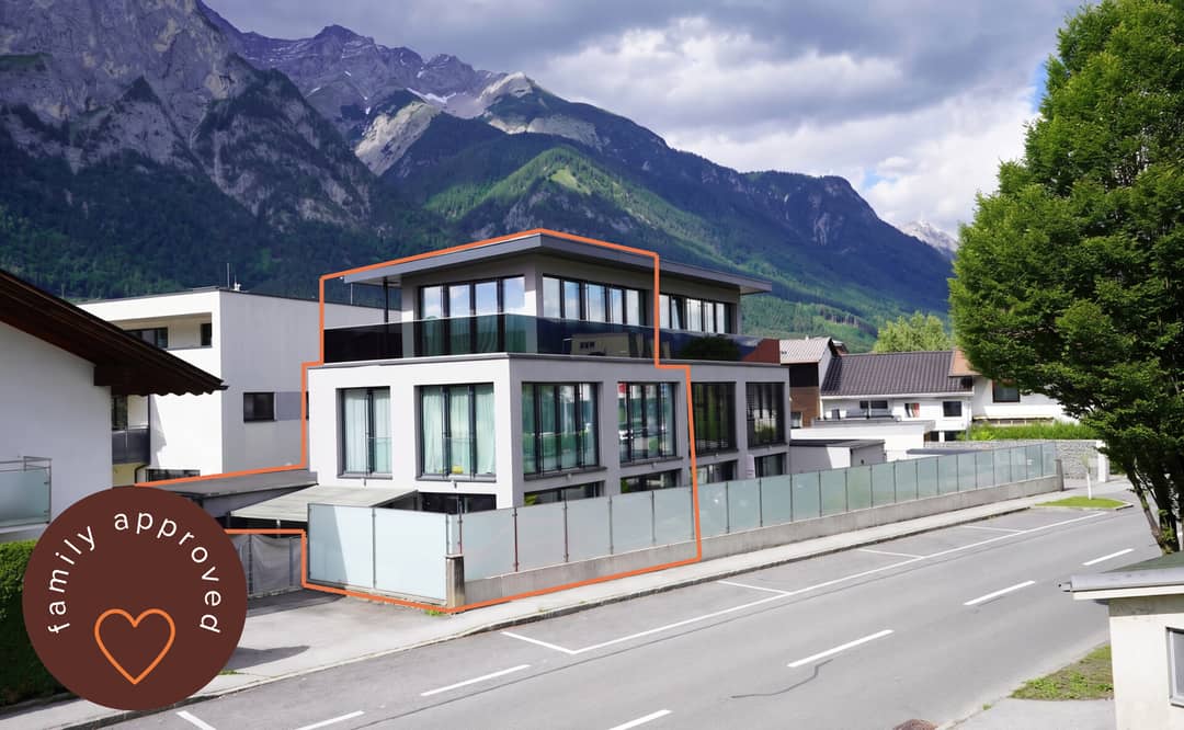 Helle Doppelhaushälfte mit Dachterrasse und Garten in Völs