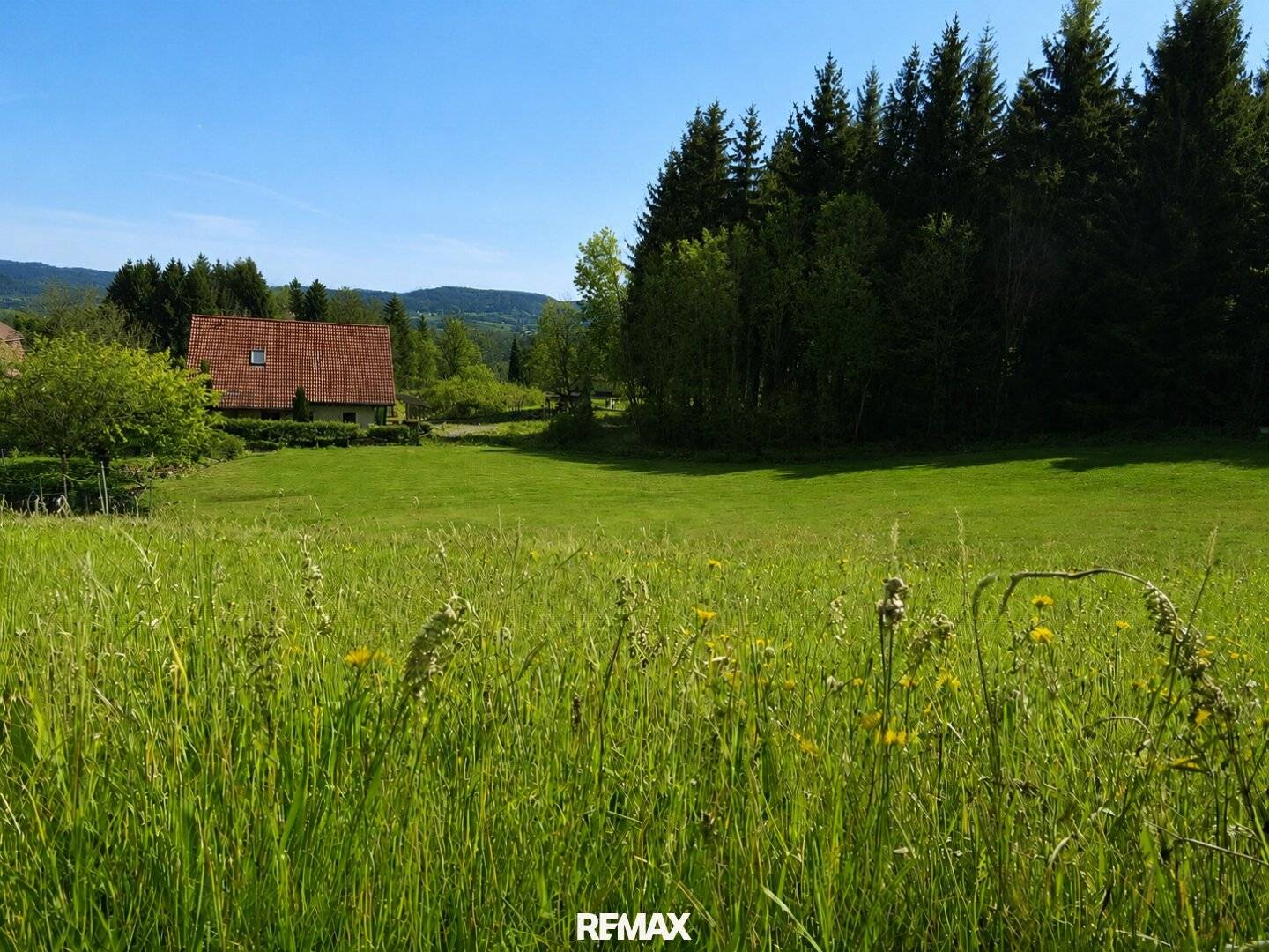 Baugrundstücke mit Wald und Quelle nahe Golfclub