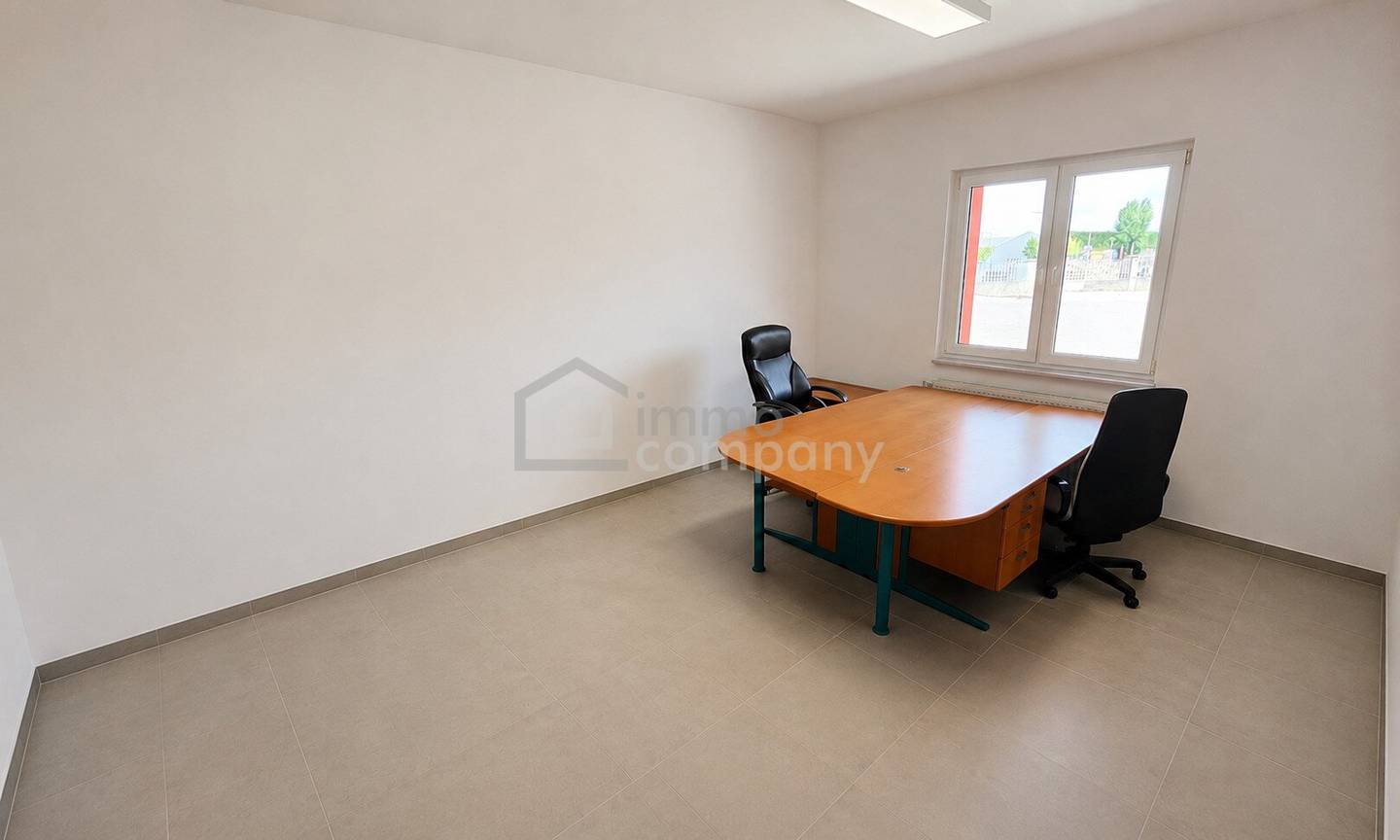 Büro oder Praxis mit drei Parkplätzen und Pelletheizung
