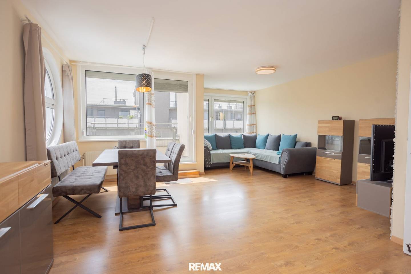 Living on Two Levels: Bright 3-room Maisonette with Balcony in 1110 Vienna