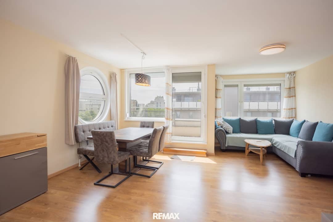 Helle Maisonettewohnung mit Balkon und Tiefgarage