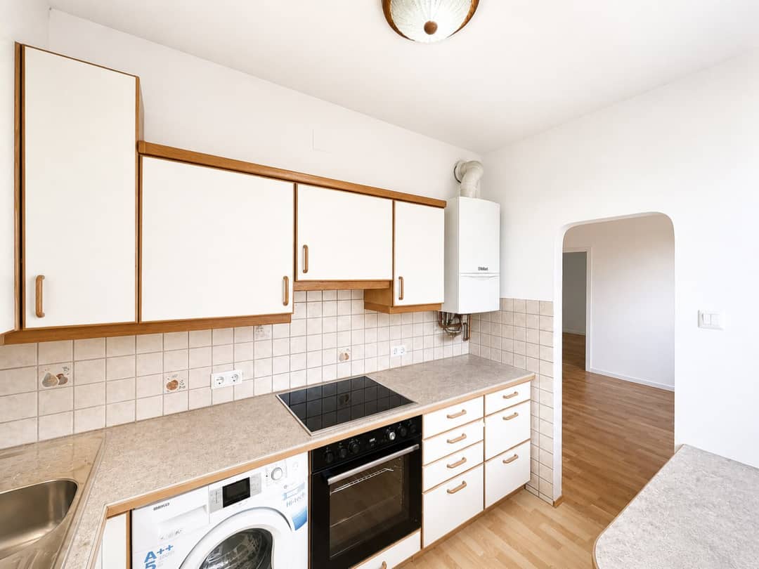 Küche mit Blick ins Wohn-/Esszimmer