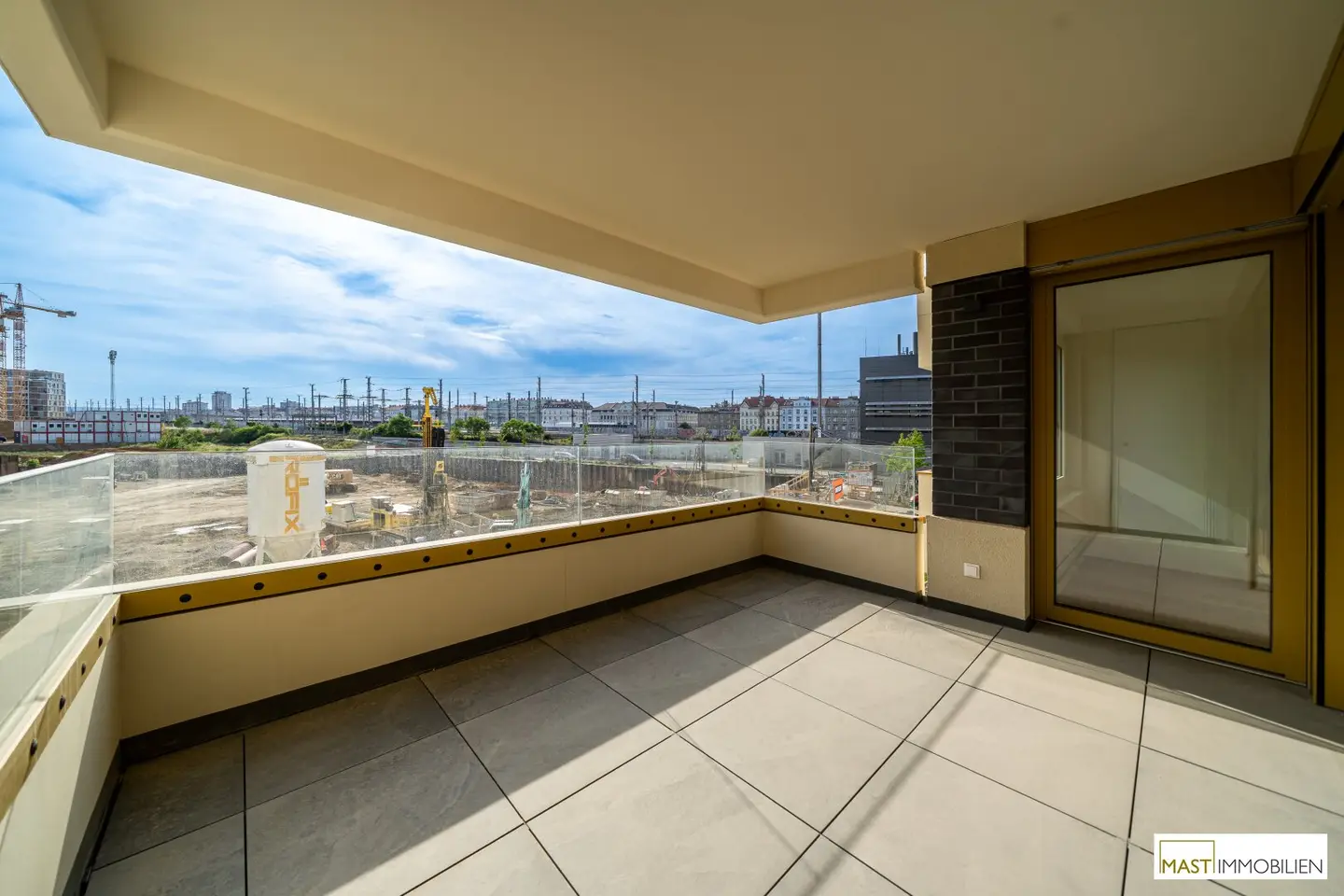 *NEW* Immediately available 2-room apartment on 2nd floor with elevator