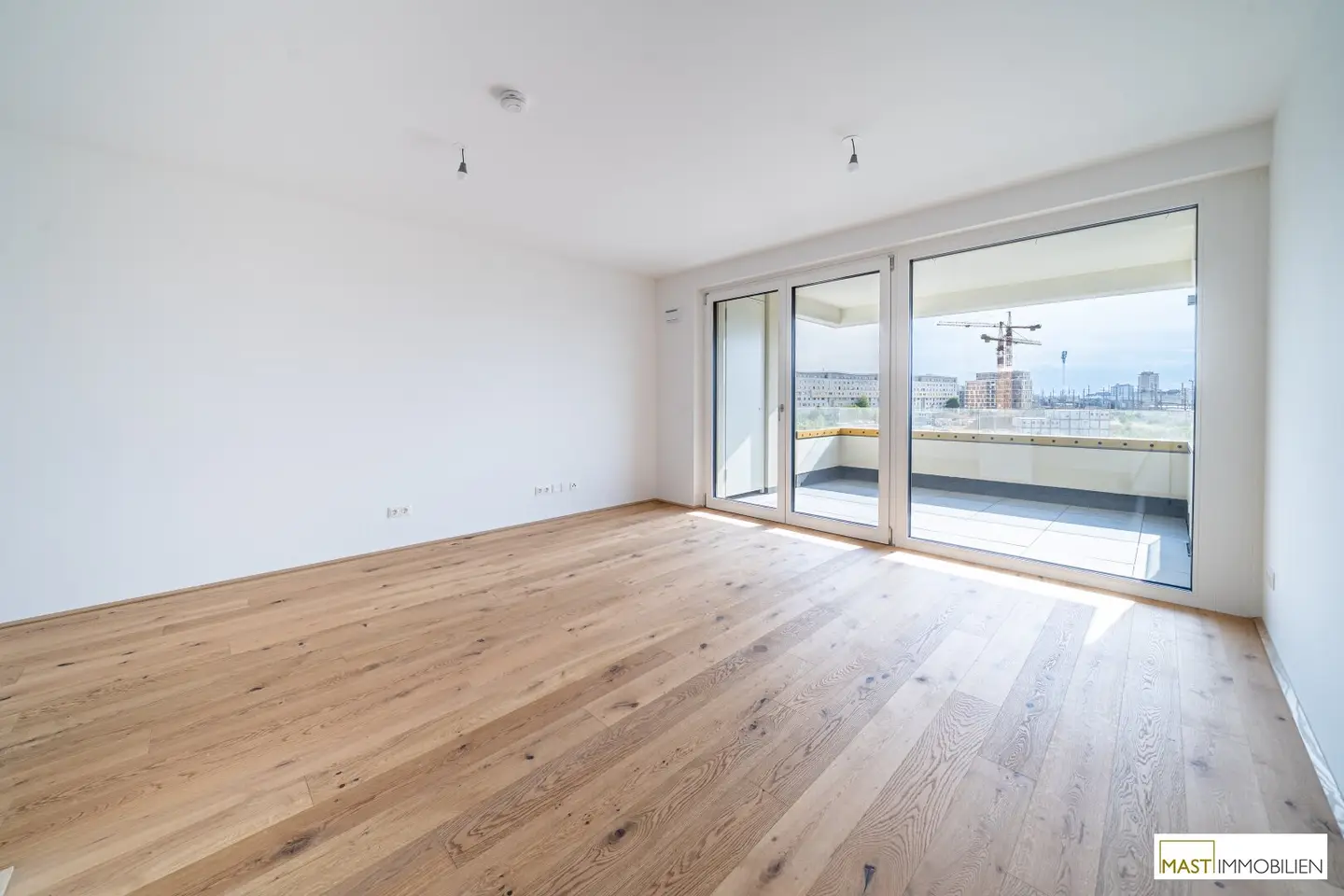 NEW Bright 2-room apartment near the main station