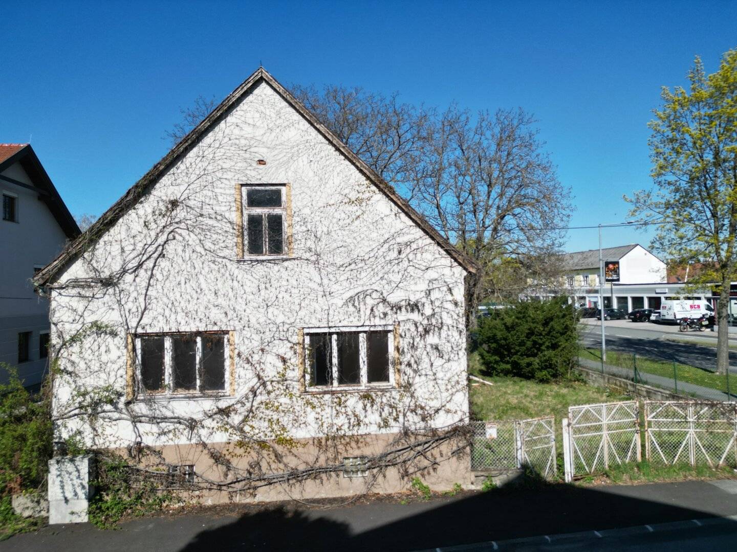 Sanierungsbedürftiges Haus mit großem Grundstück in zentraler Lage