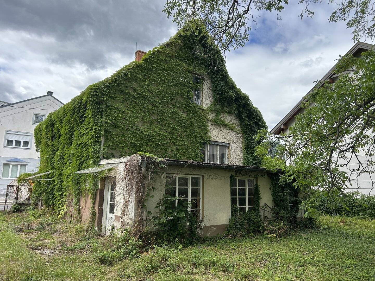 Sanierungsbedürftiges Haus mit großem Grundstück in zentraler Lage