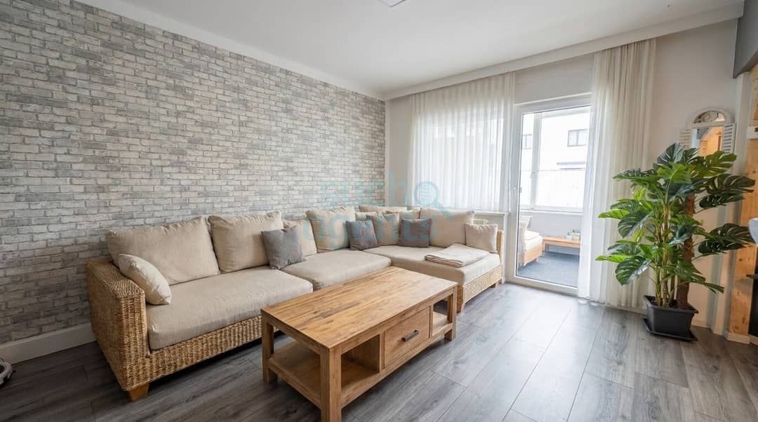 Renovierte Wohnung mit verglastem Balkon und Garage in Hörsching