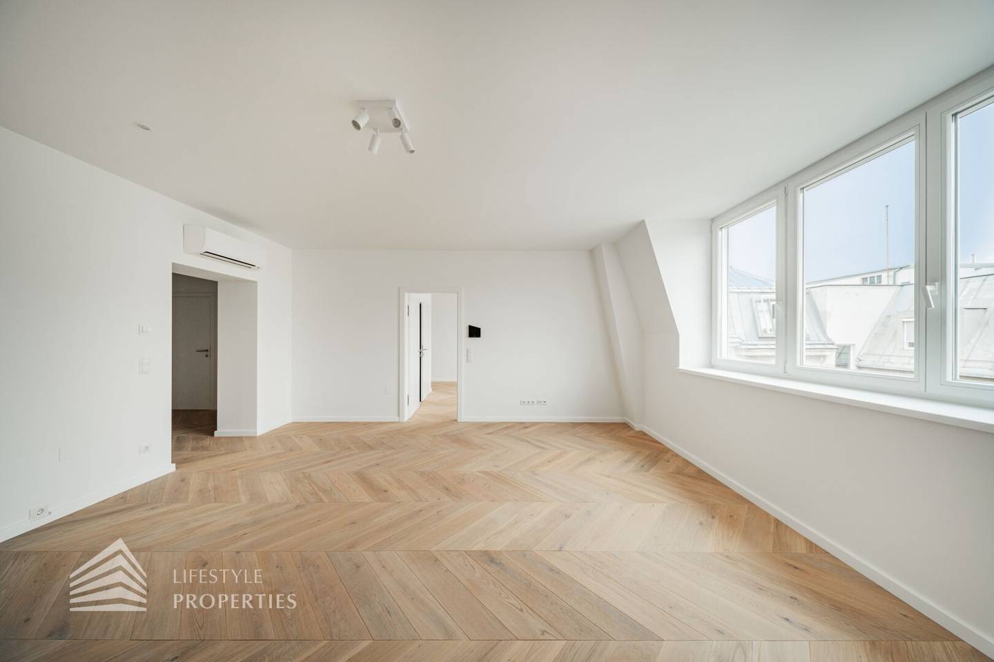 Attic apartment first occupancy Gründerzeit charm