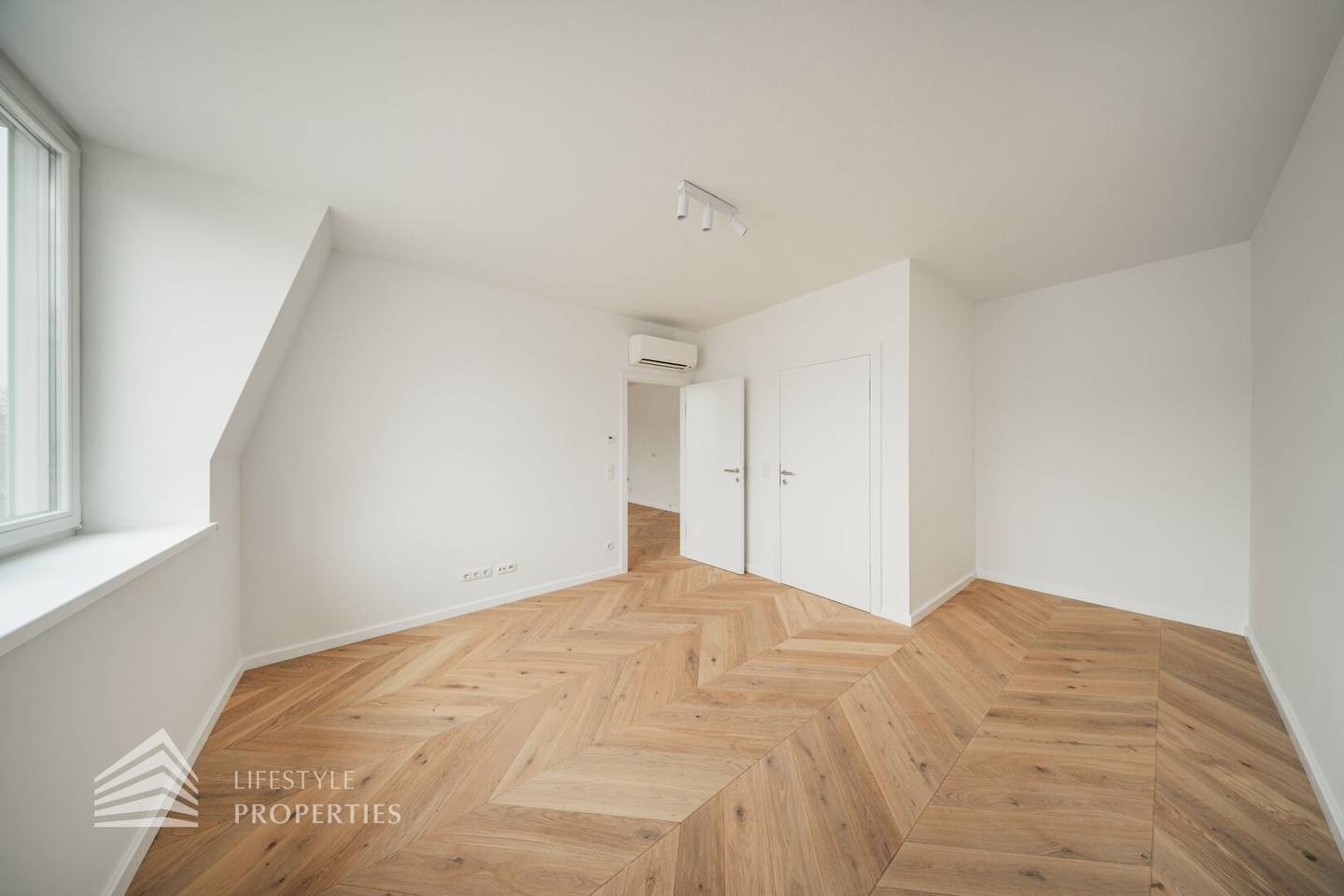 Attic apartment first occupancy Gründerzeit charm