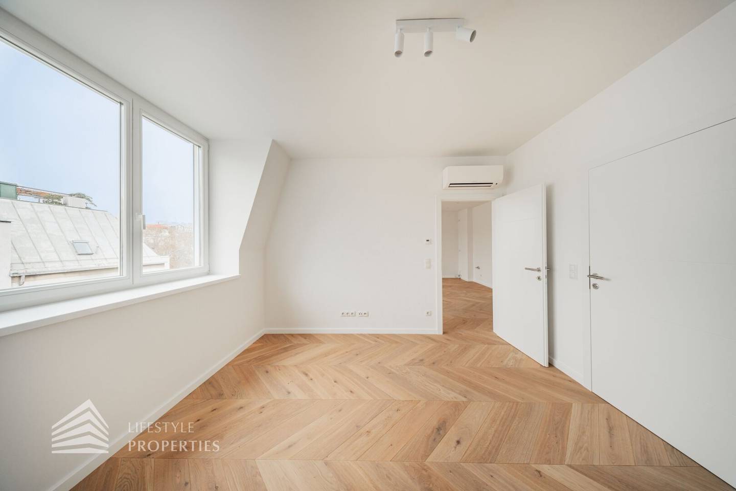 Attic apartment first occupancy Gründerzeit charm
