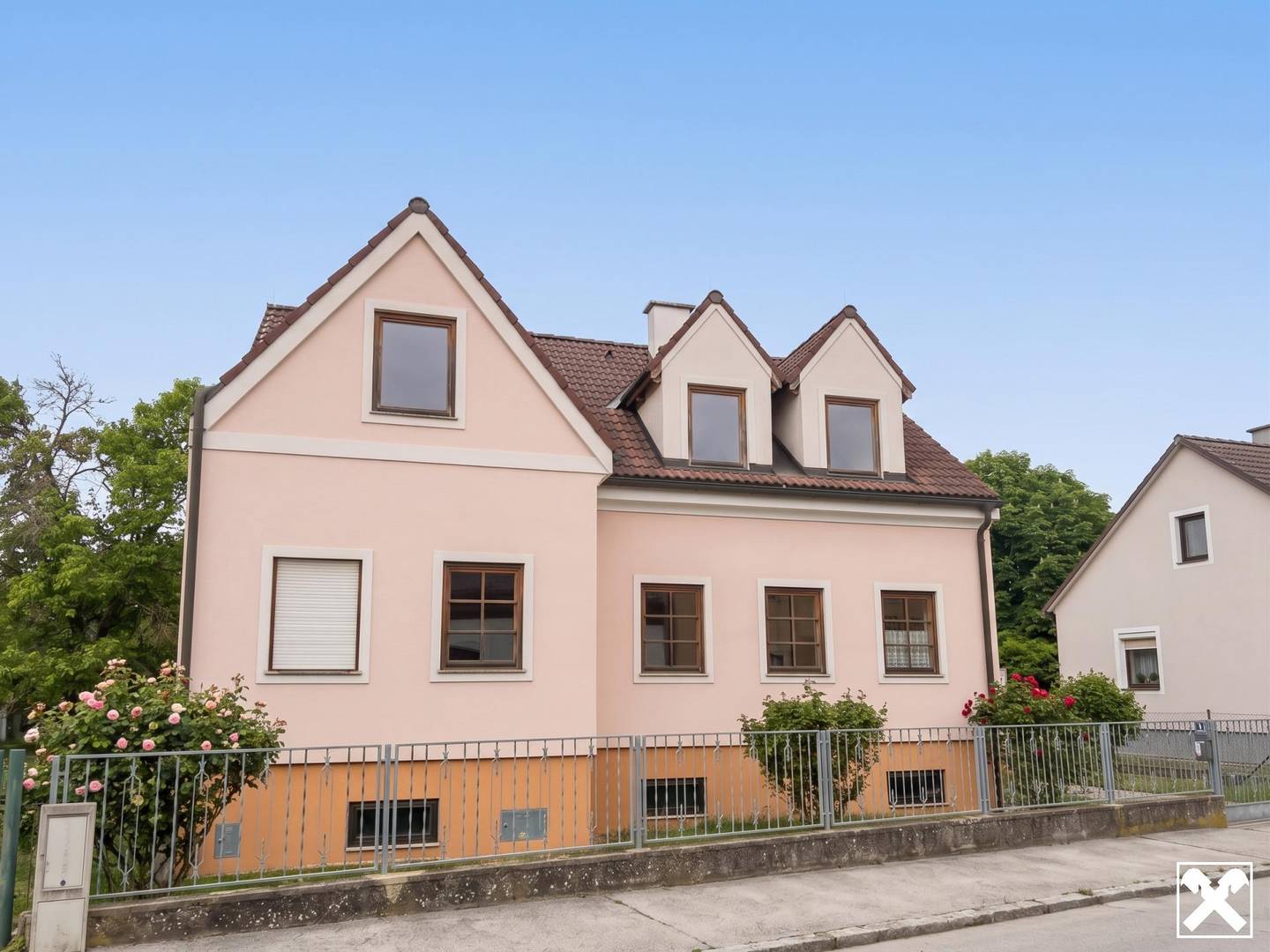 Well-maintained single-family home with large plot near Vienna