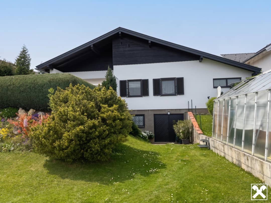 Single-family house with large garden and modern features
