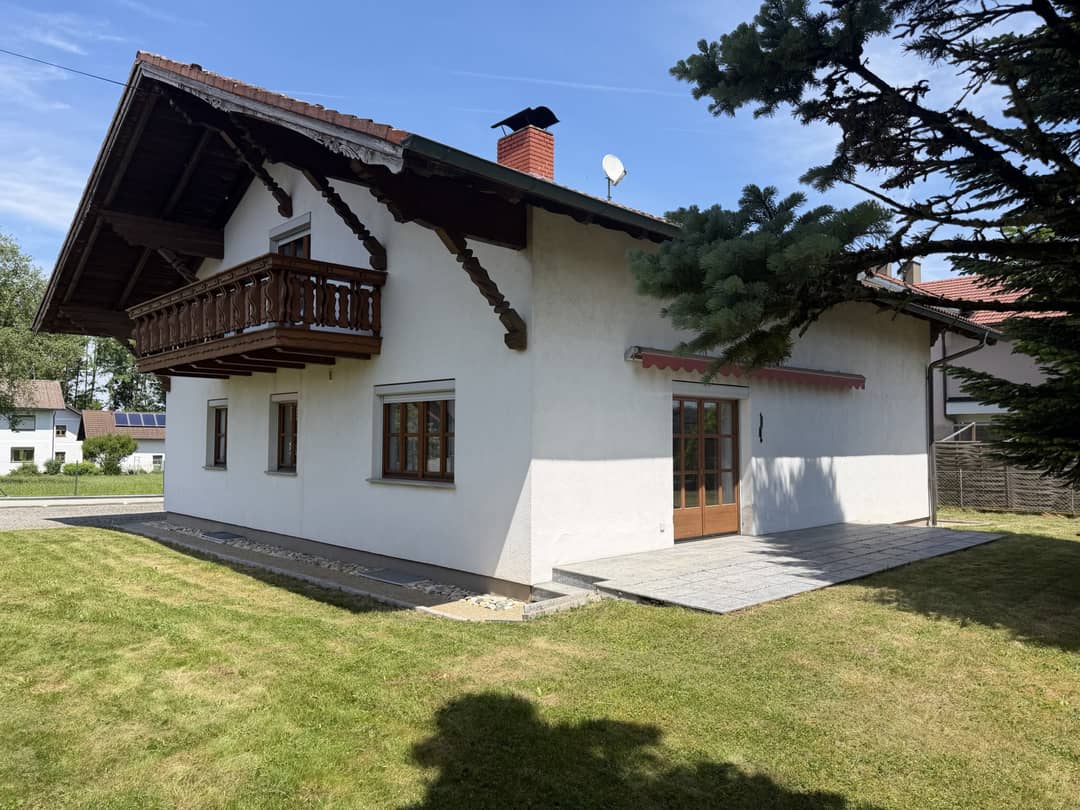 Solides Wohnhaus mit Garten und Terrasse in ruhiger Lage