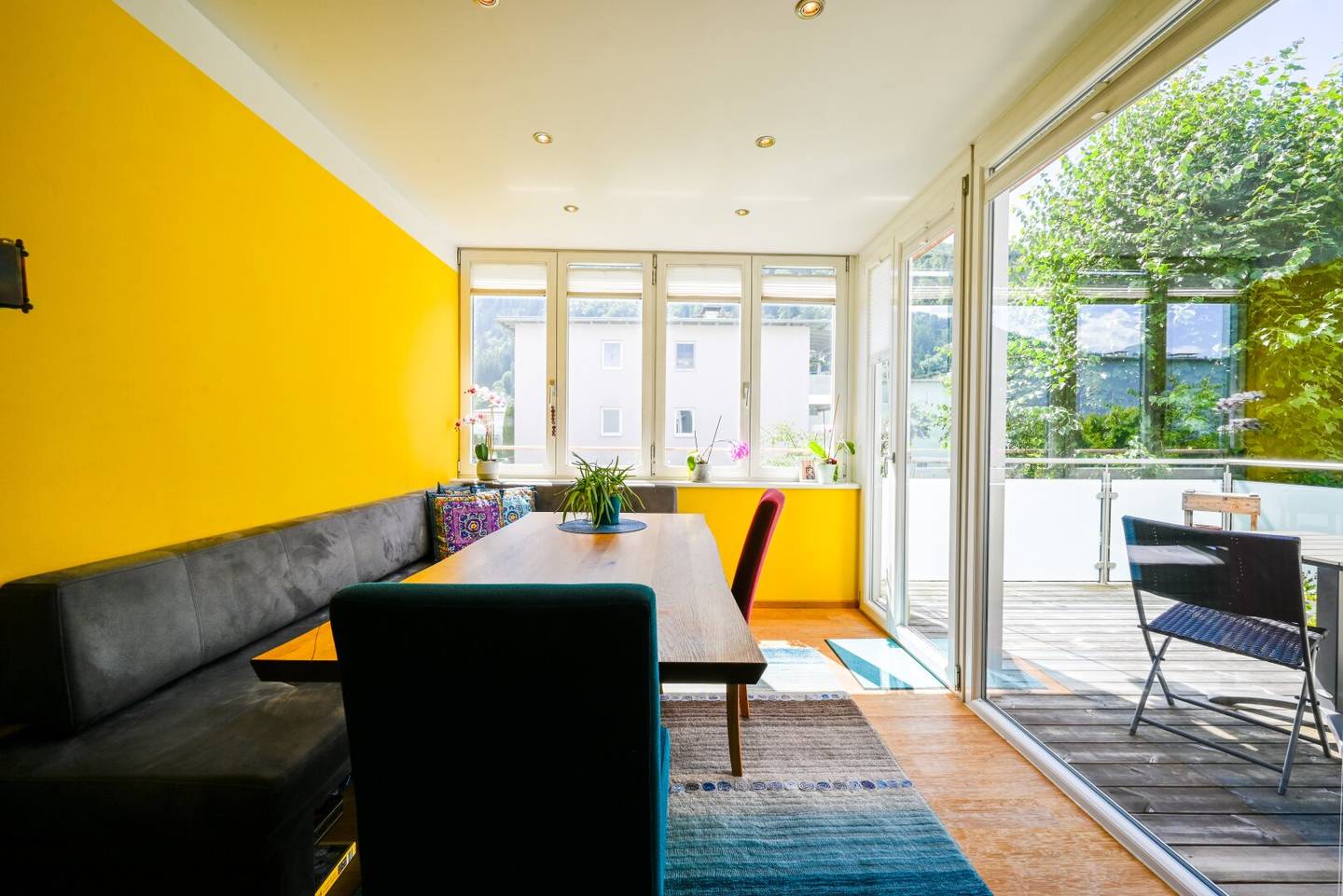 Helle Wohnung mit Terrasse Balkon und Wintergarten