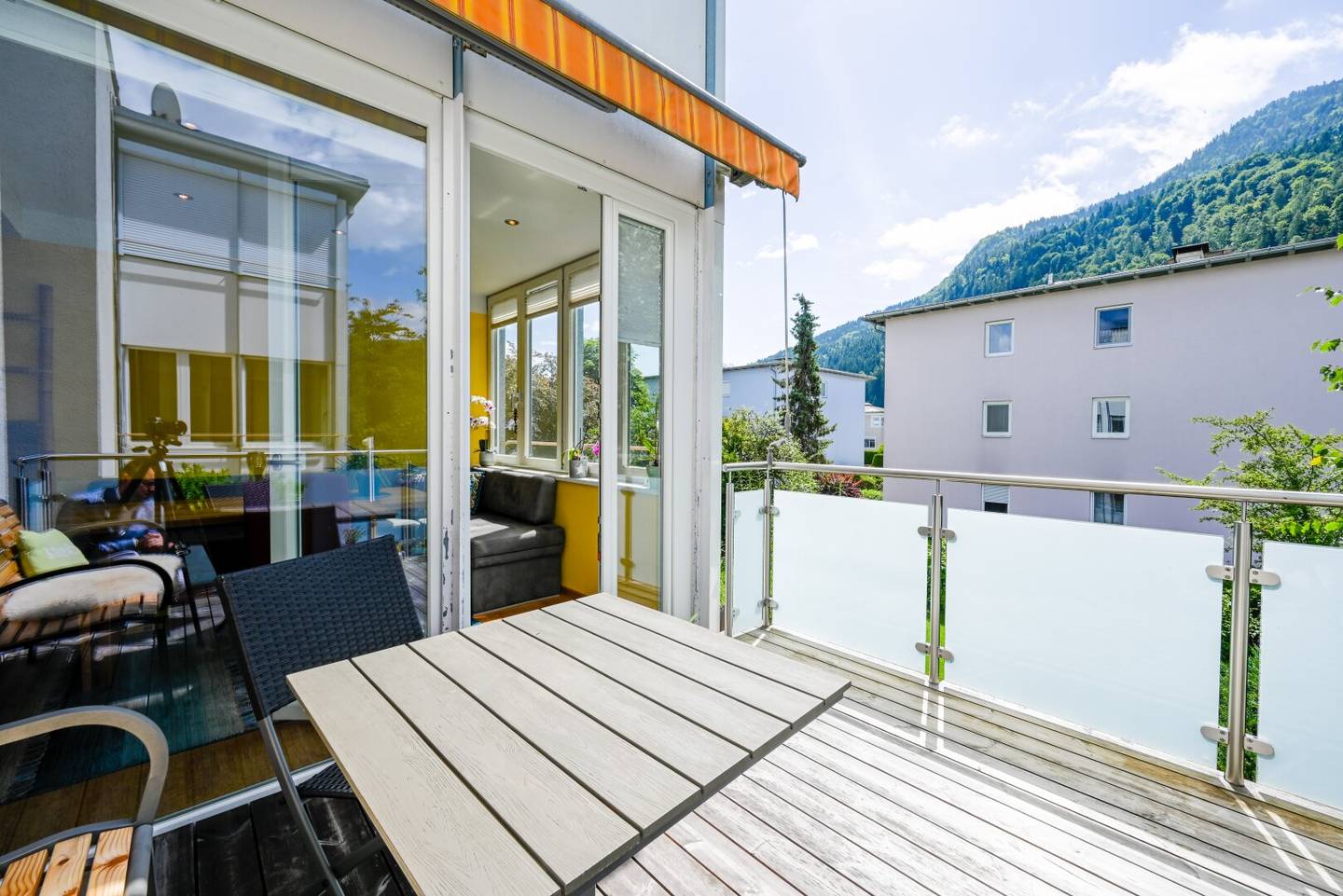 Helle Wohnung mit Terrasse Balkon und Wintergarten