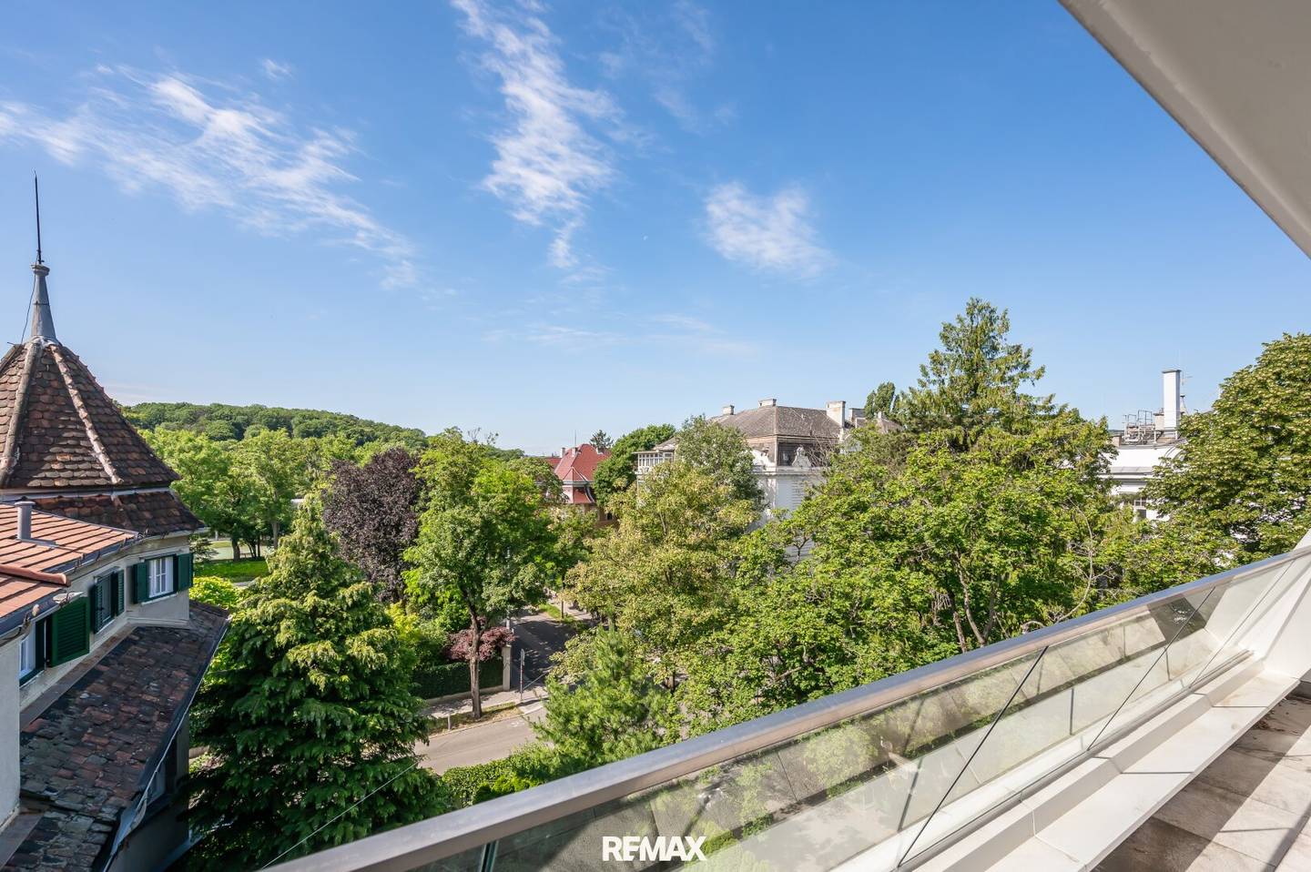 Lichtdurchflutete Dachgeschosswohnung mit Atriumterrasse und Garage