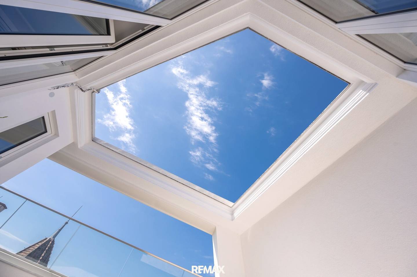 Lichtdurchflutete Dachgeschosswohnung mit Atriumterrasse und Garage