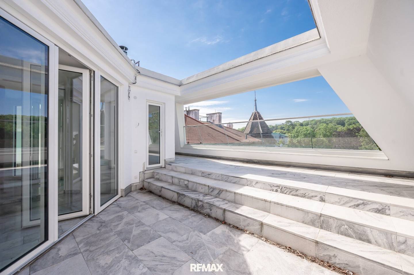 Lichtdurchflutete Dachgeschosswohnung mit Atriumterrasse und Garage