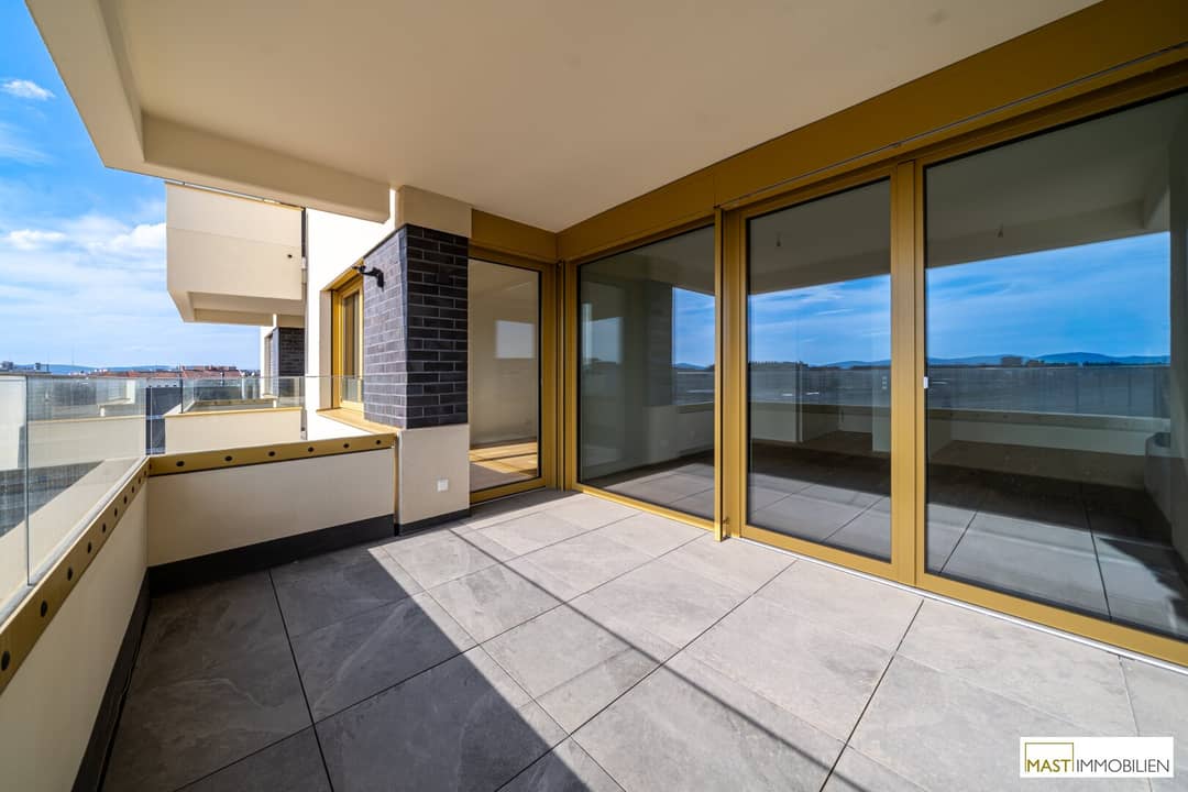 Bright Apartment with Balcony and Loggia near Main Station