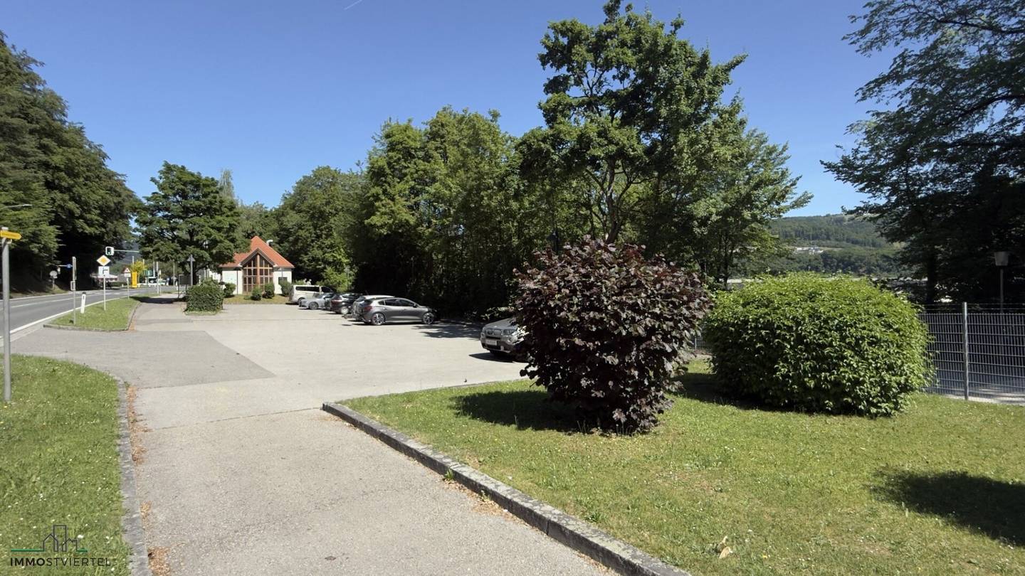 Gastgewerbe mit Terrasse und Parkplätzen in Ybbs