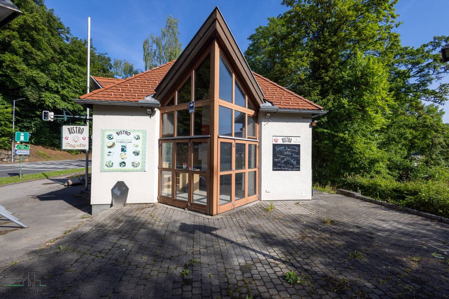 Gastgewerbe mit Terrasse und Parkplätzen in Ybbs