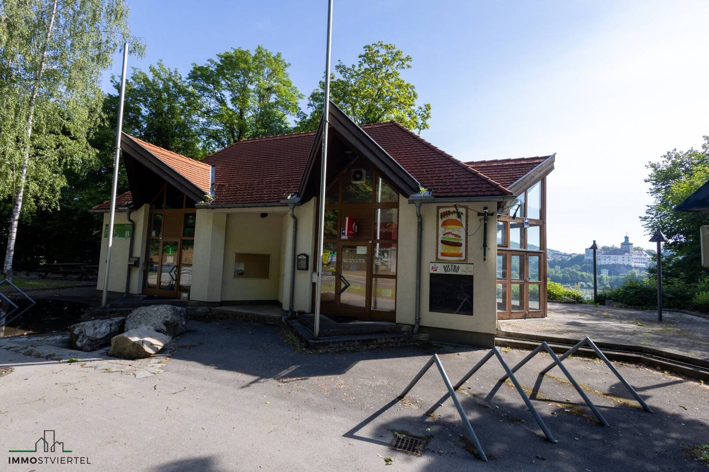 Gastgewerbe mit Terrasse und Parkplätzen in Ybbs