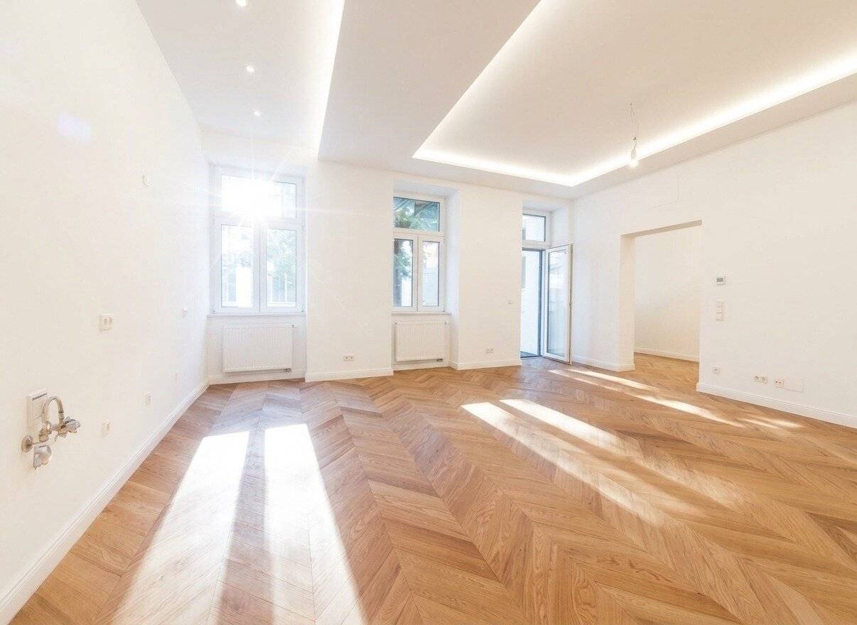 Stylish period apartment with two balconies and green views in a central location