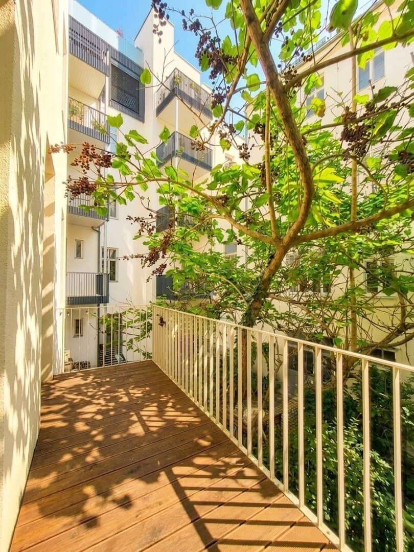 Altbauwohnung mit Balkon und Grünblick in zentraler Lage