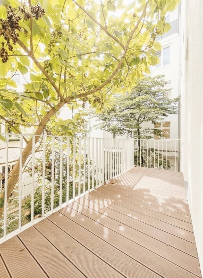 Altbauwohnung mit Balkon und Grünblick in zentraler Lage