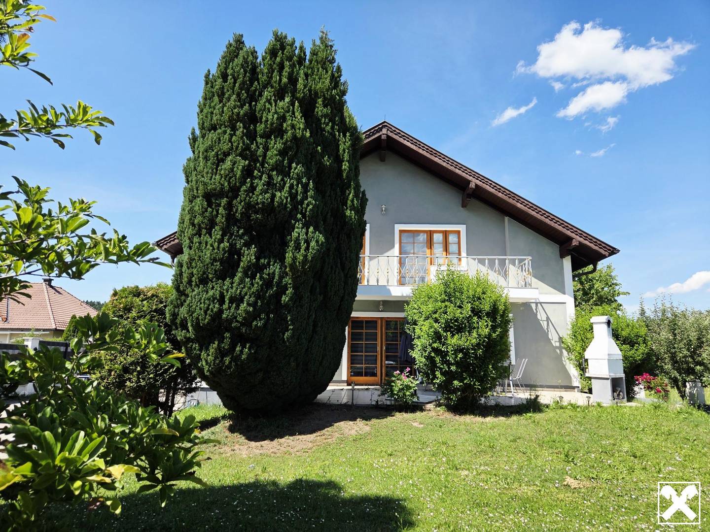 Gepflegtes Mehrfamilienhaus mit Terrasse Garten und Doppelgarage