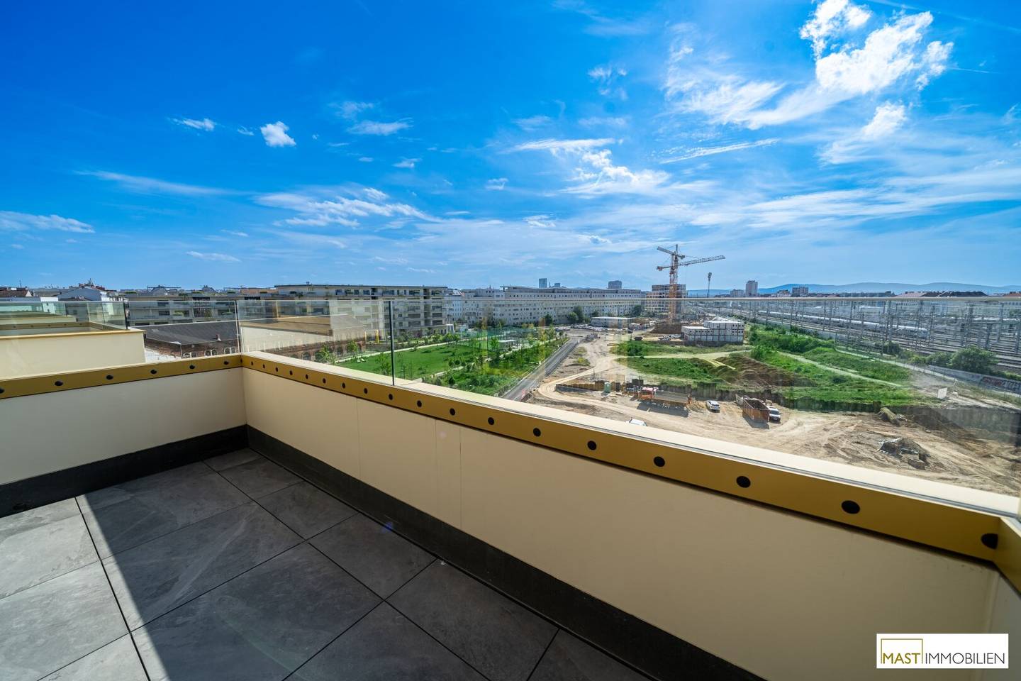 7th floor Immediate move-in 2-room apartment with 11 m² balcony