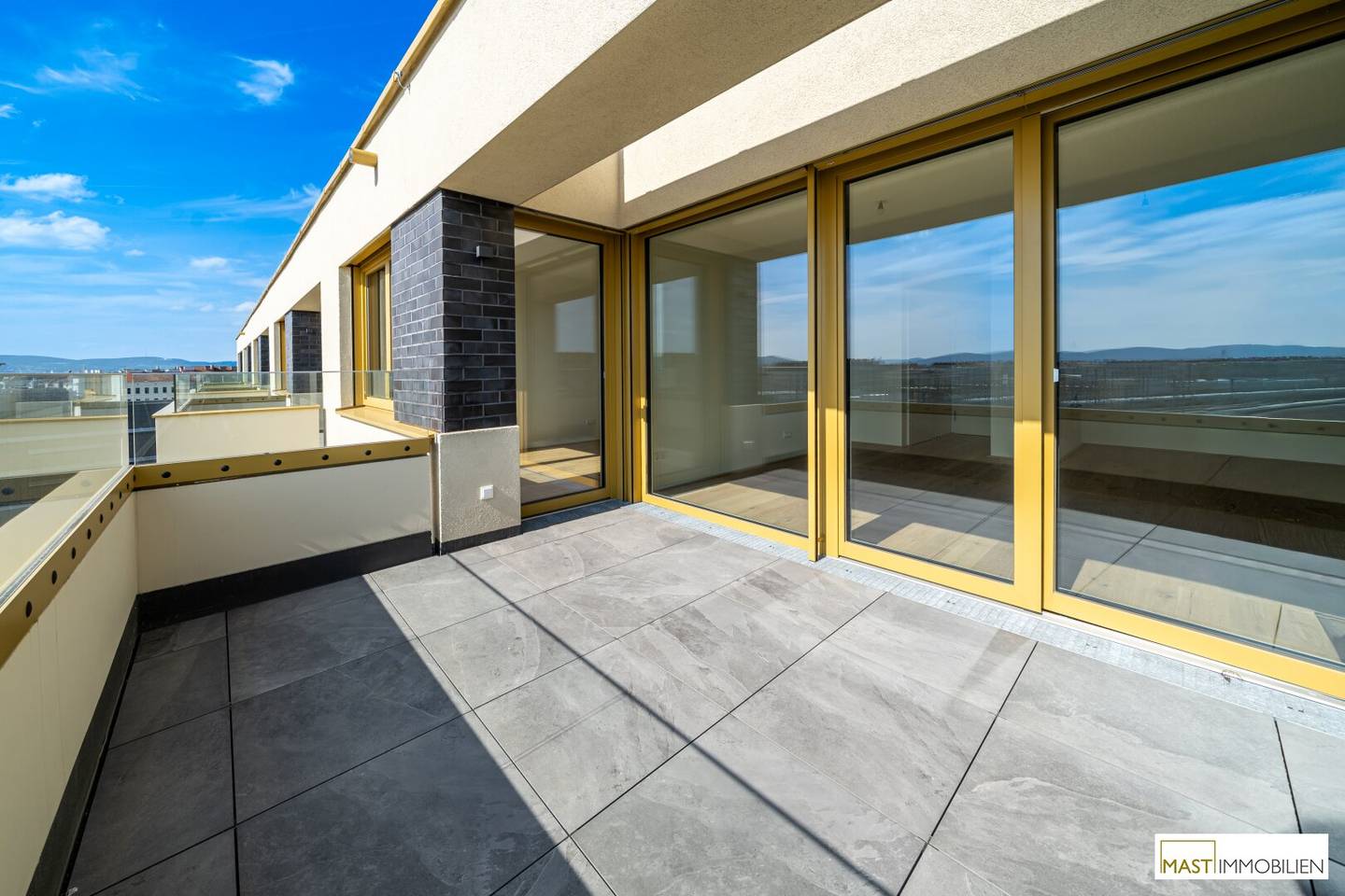 7th floor Immediate move-in 2-room apartment with 11 m² balcony