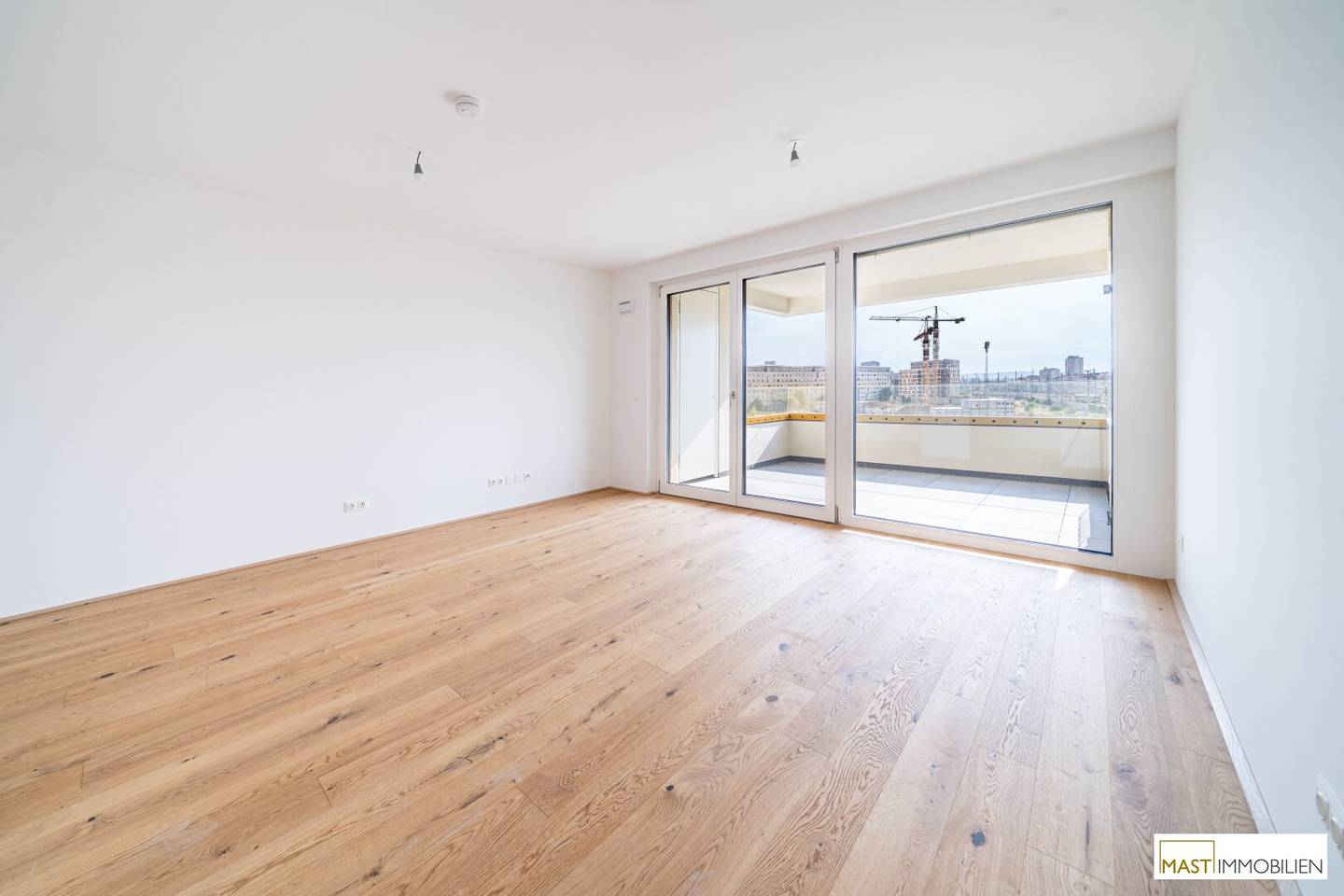 Immediate occupancy 2-room apartment near the main train station