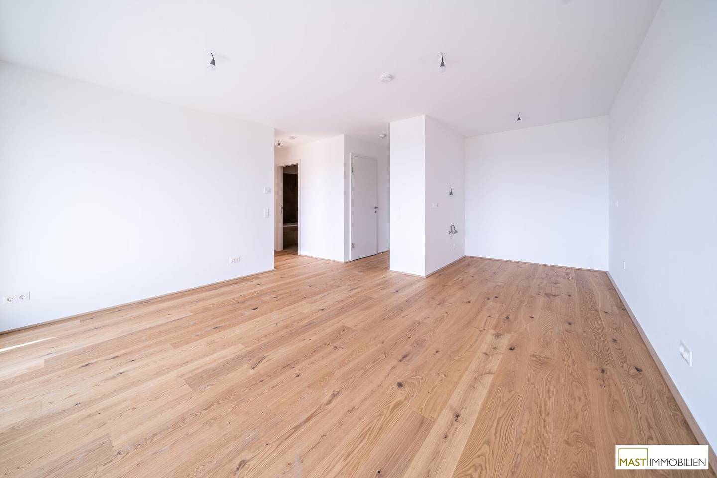 Immediate occupancy 2-room apartment near the main train station