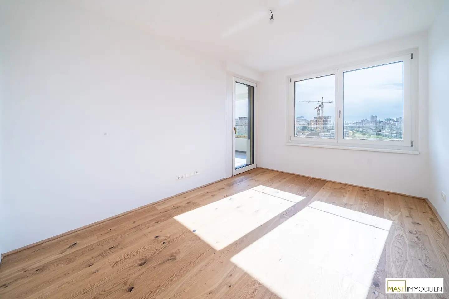 Immediate occupancy 2-room apartment near the main train station