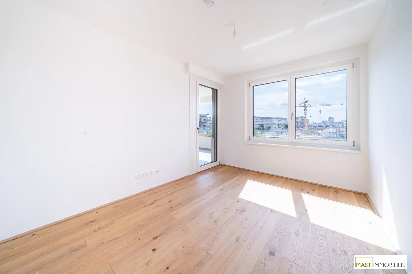 Immediately available 2-room with over 12 m² west-facing outdoor area
