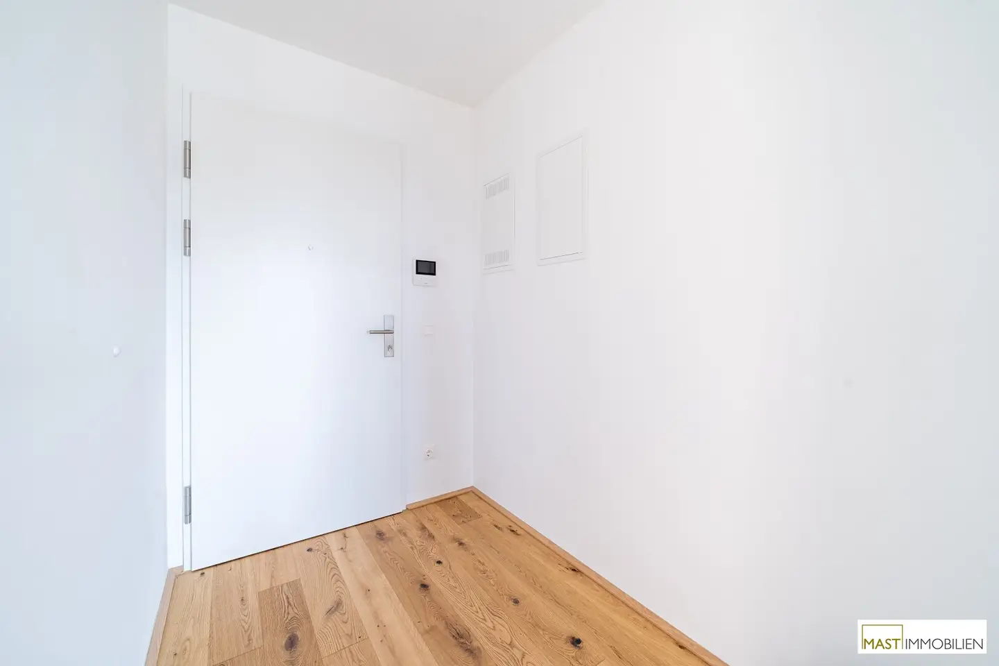 Immediately available 2-room with over 12 m² west-facing outdoor area