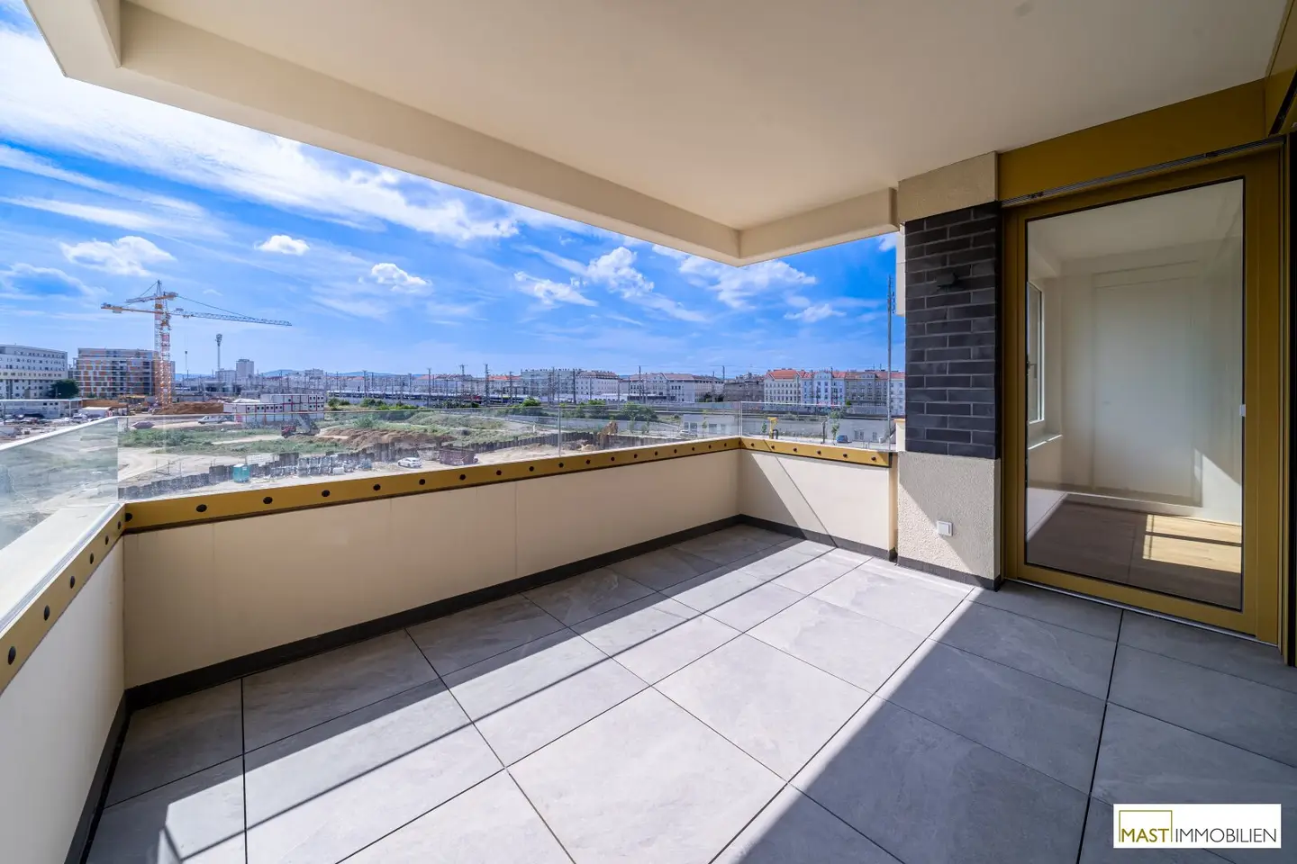 Immediately available 2-room with over 12 m² west-facing outdoor area