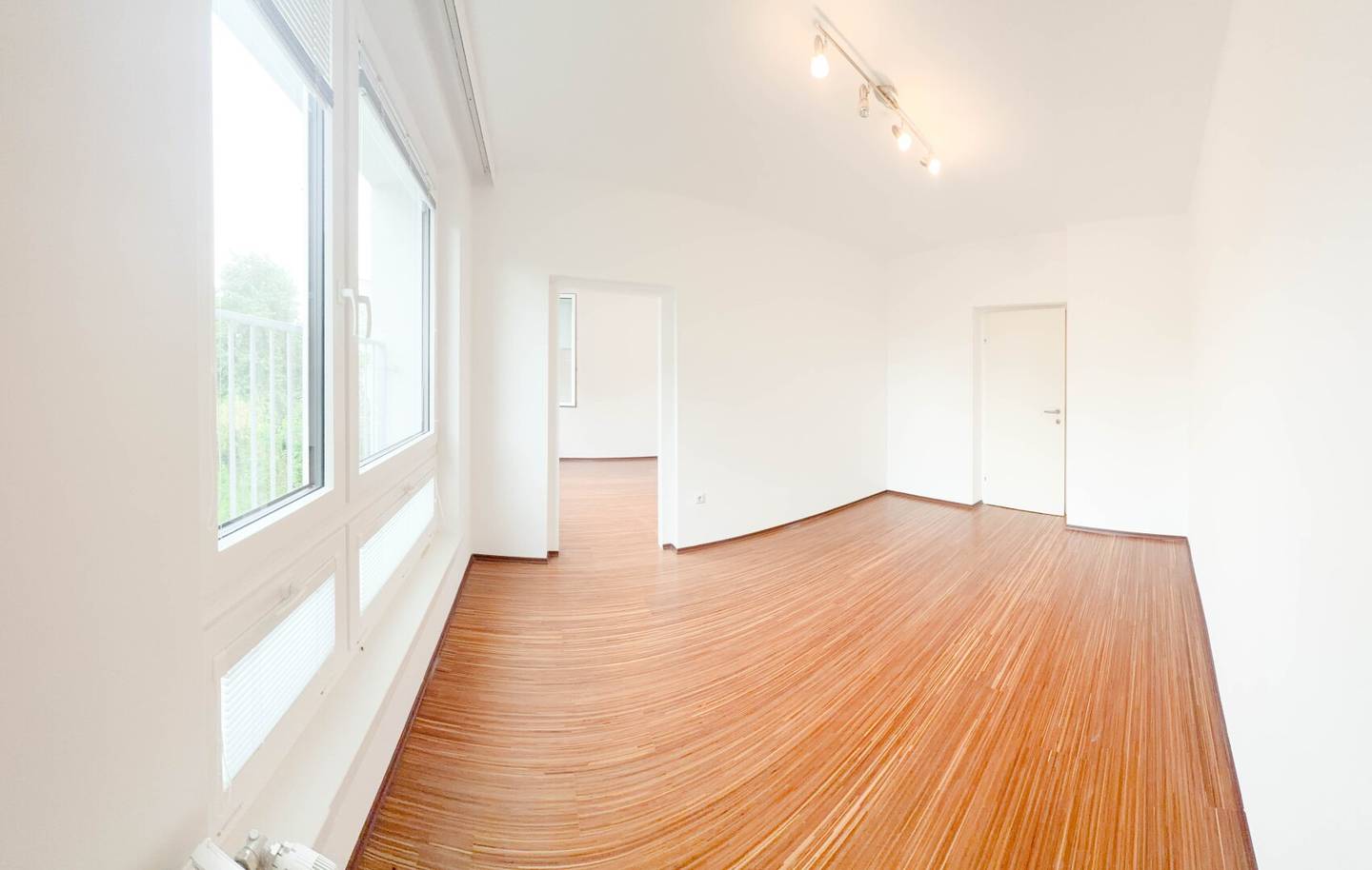 Quiet 3-Room Apartment with Loggia near Schloss Neugebäude