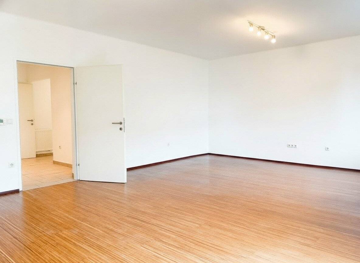 Quiet 3-Room Apartment with Loggia near Schloss Neugebäude