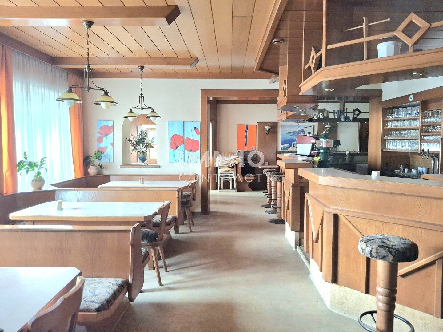 Mehrfamilienhaus mit Saal und Garten in ruhiger Lage