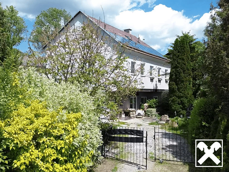 Modernisiertes Mehrfamilienhaus mit Garten und Carport in ruhiger Lage